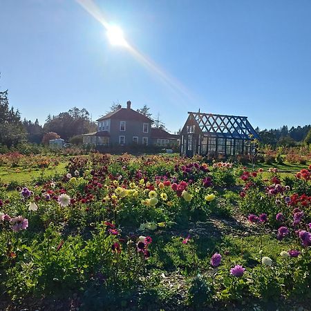 Woodside Farm Country Inn Sooke Ngoại thất bức ảnh