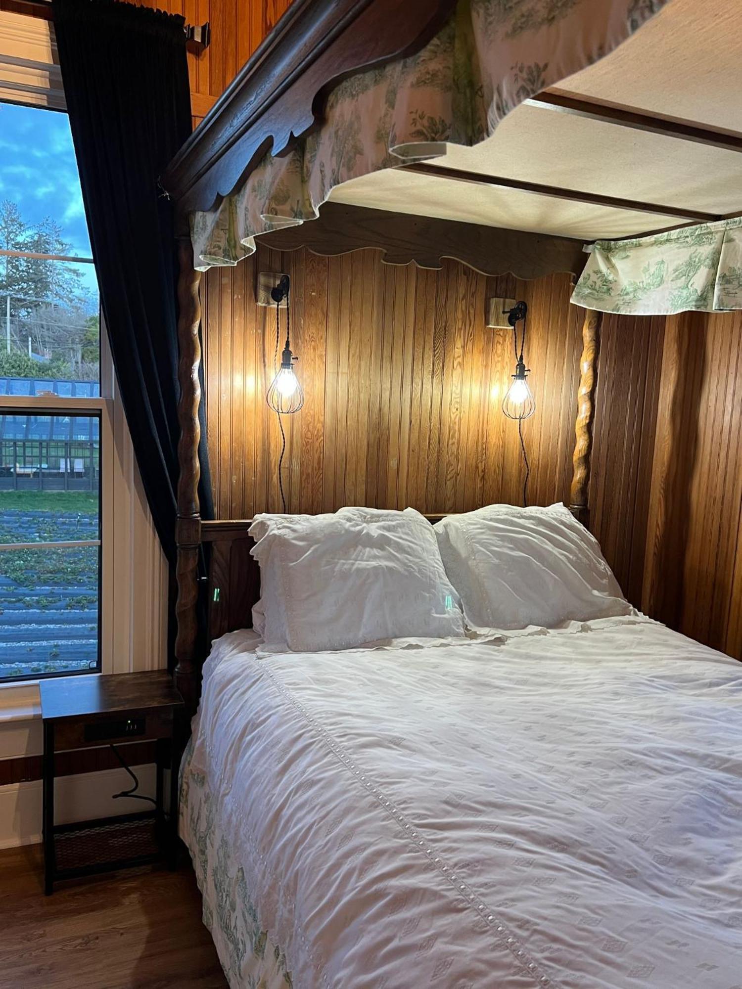 Woodside Farm Country Inn Sooke Ngoại thất bức ảnh
